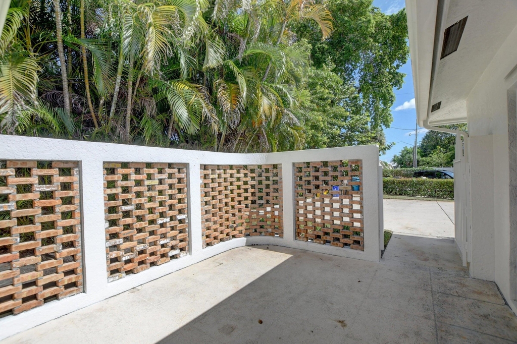 2177 Se 1st Street - Photo 6