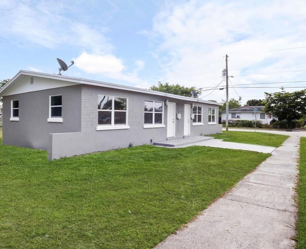 968 W 9th Street - Photo 0