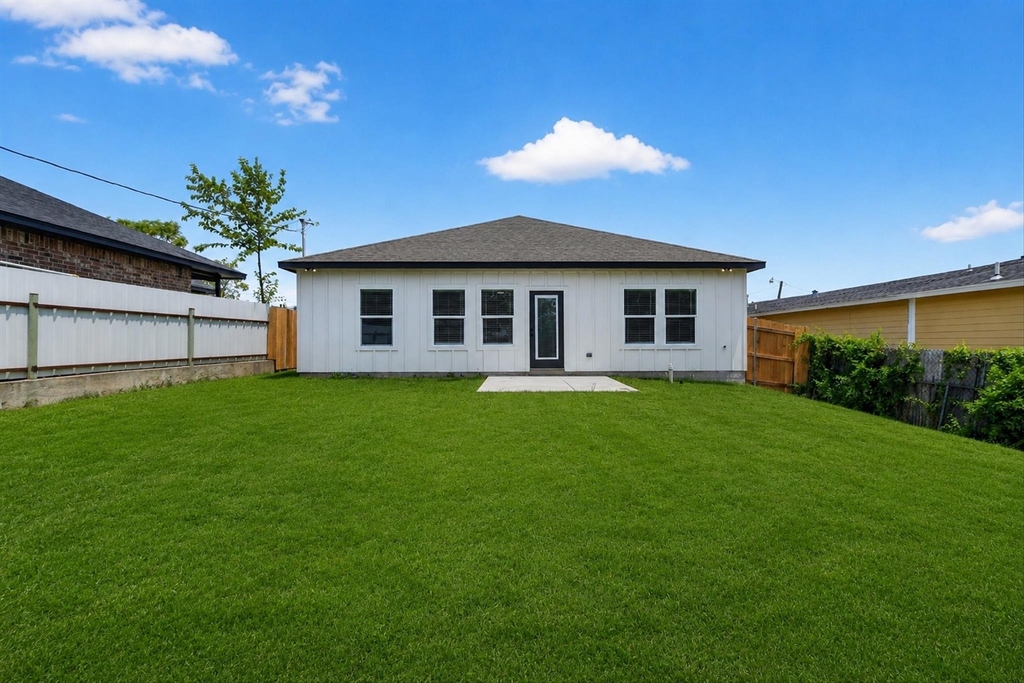 2817 Clinton Avenue - Photo 3
