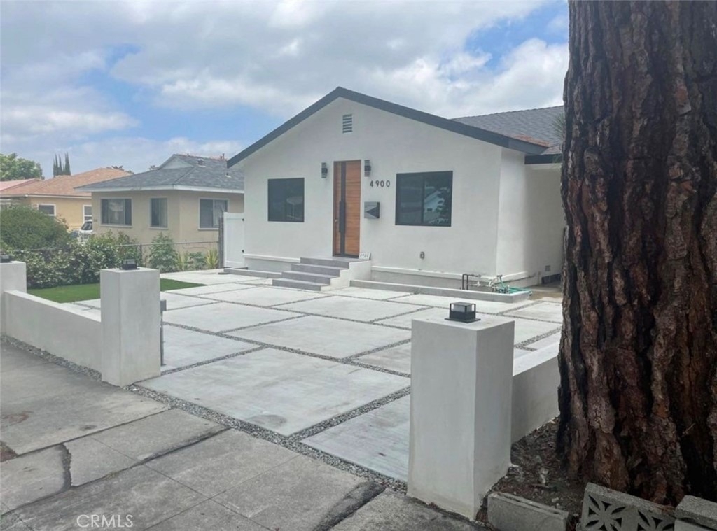 4900 Enfield - Photo 1