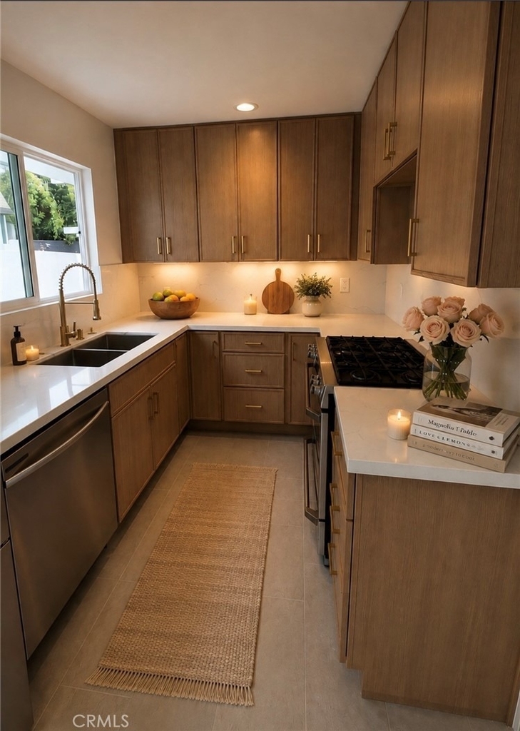 13016 Archwood Street - Photo 3