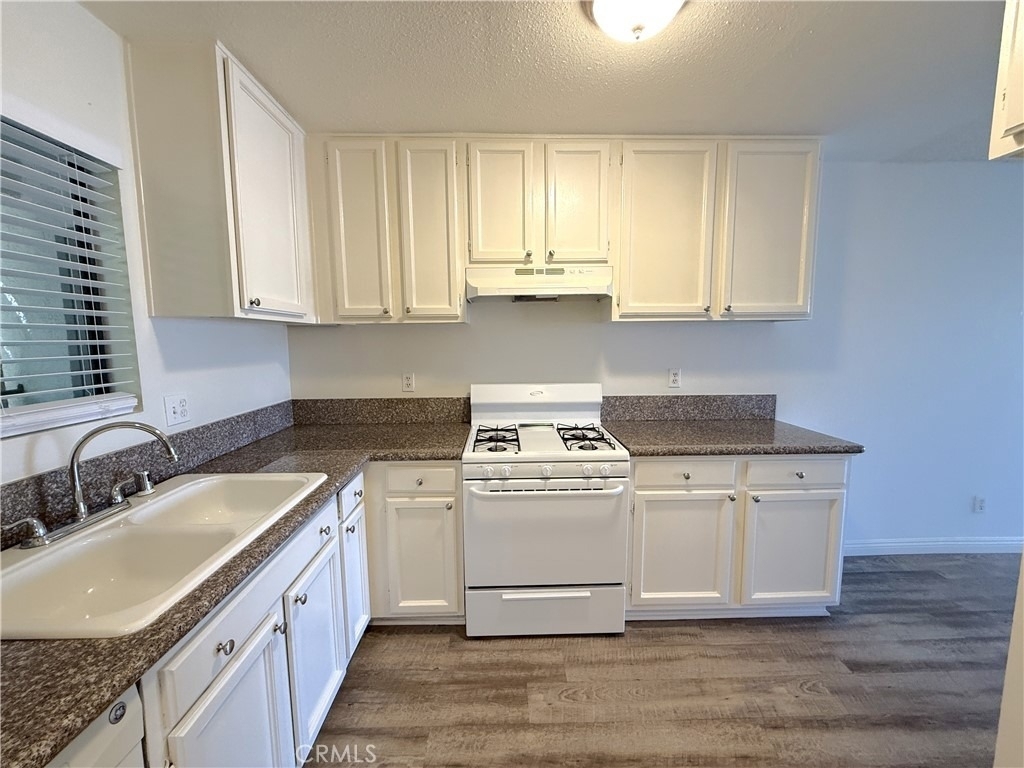 1212 Gladys Avenue - Photo 5