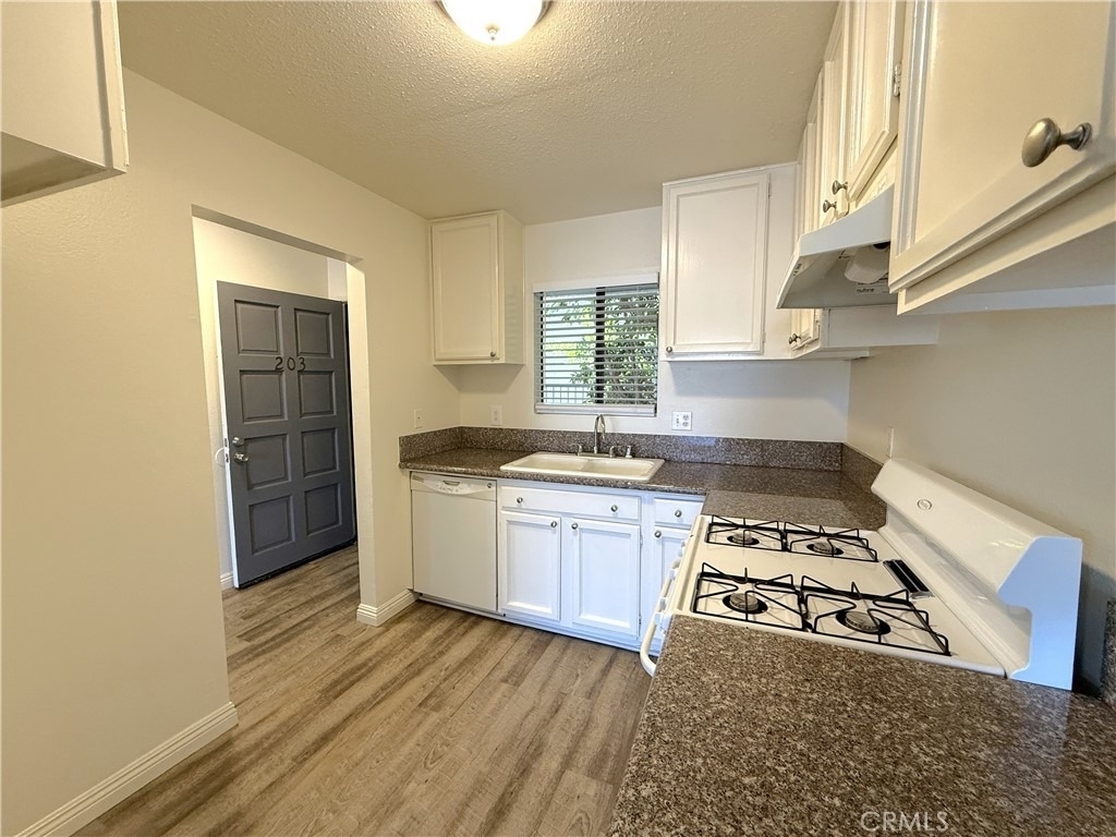 1212 Gladys Avenue - Photo 6