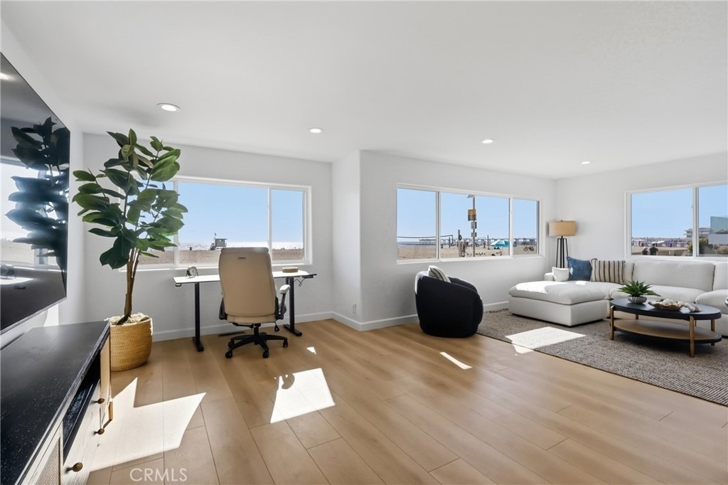 740 The Strand - Photo 2