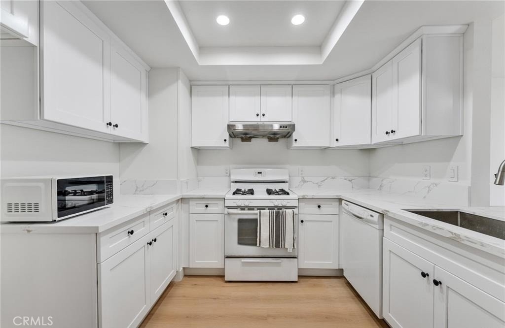 1070 Walnut Grove - Photo 2
