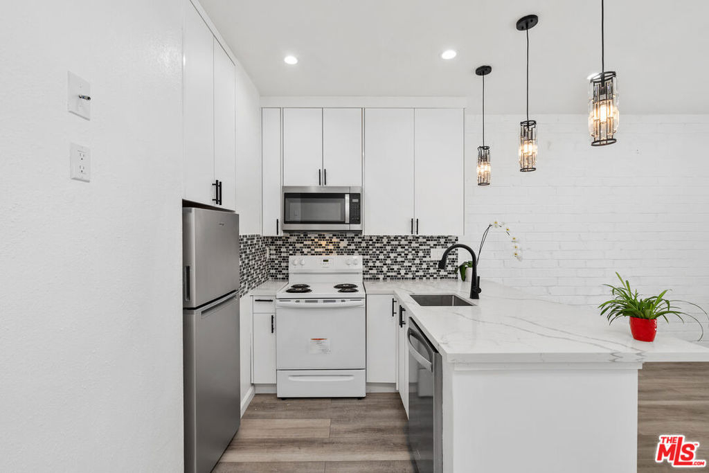 1440 Veteran Avenue - Photo 12