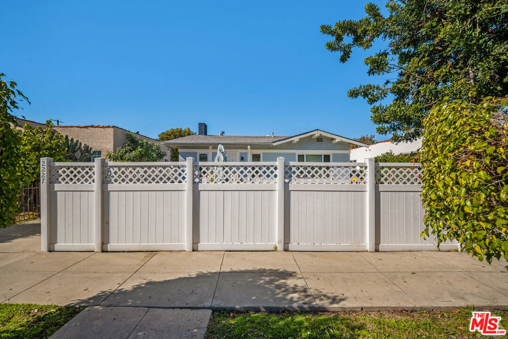 2227 Alsace Avenue - Photo 2