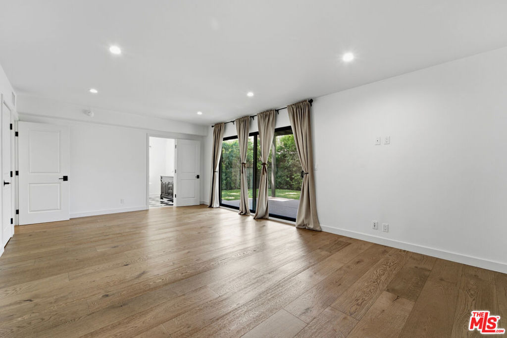 393 N Huntley Drive - Photo 4