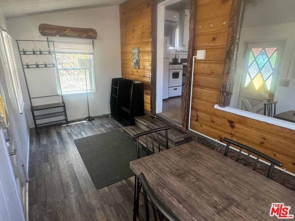 208 E Mountain View Boulevard - Photo 2