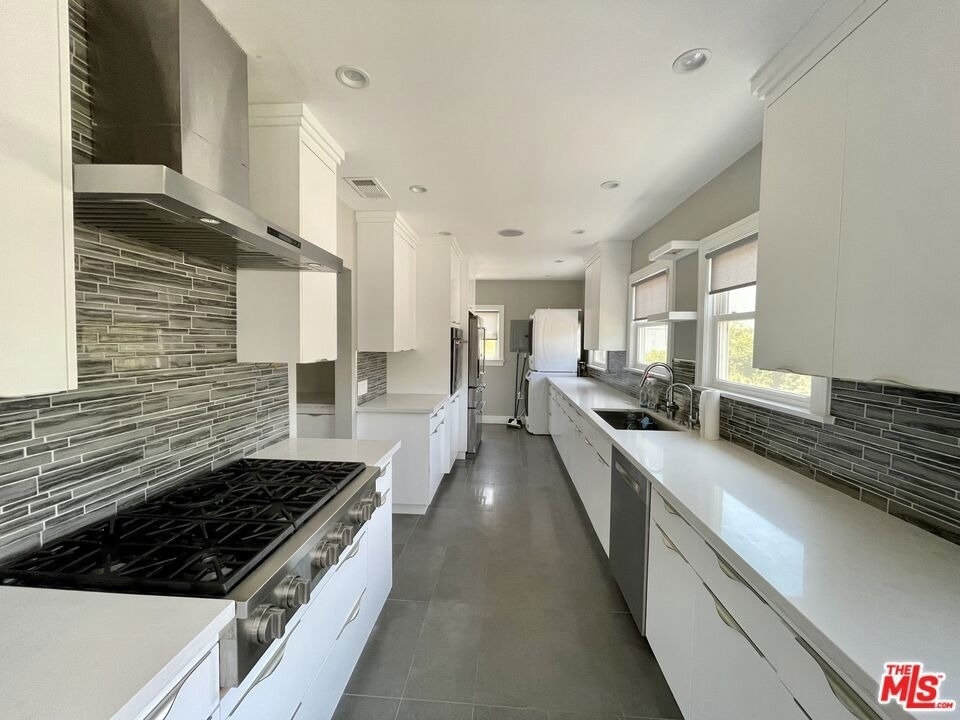 842 S Wooster Street - Photo 0