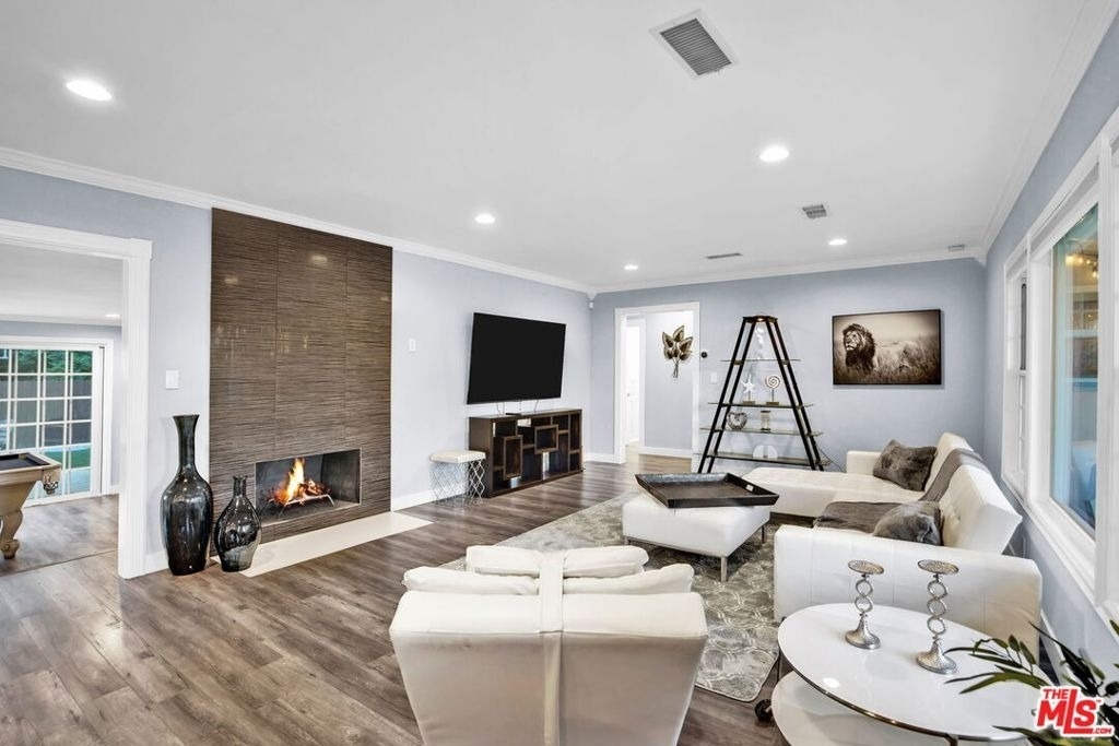 8345 White Oak Avenue - Photo 1