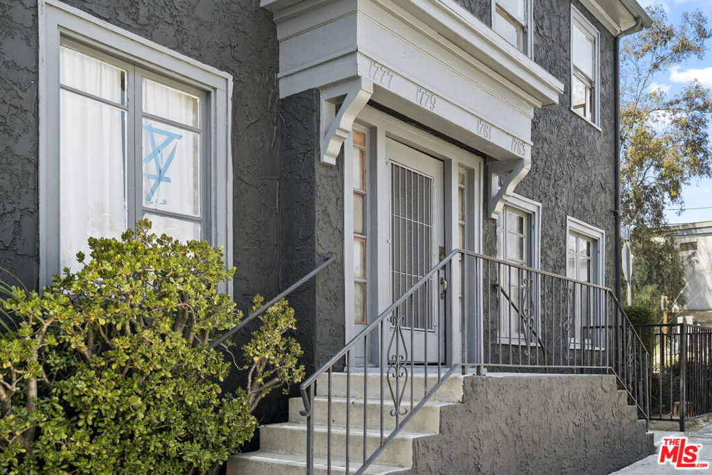 1777 N Gower Street - Photo 10