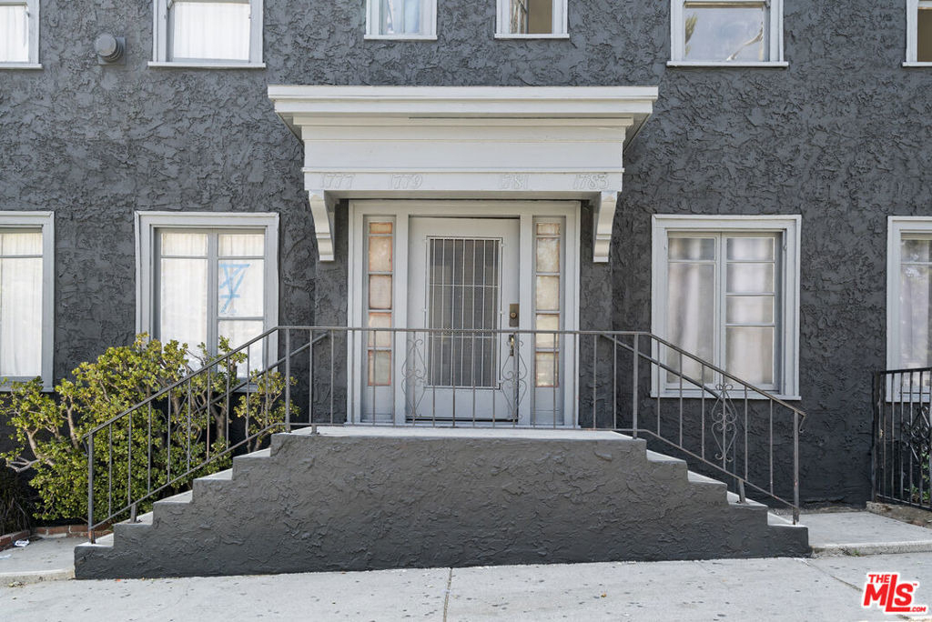 1777 N Gower Street - Photo 8