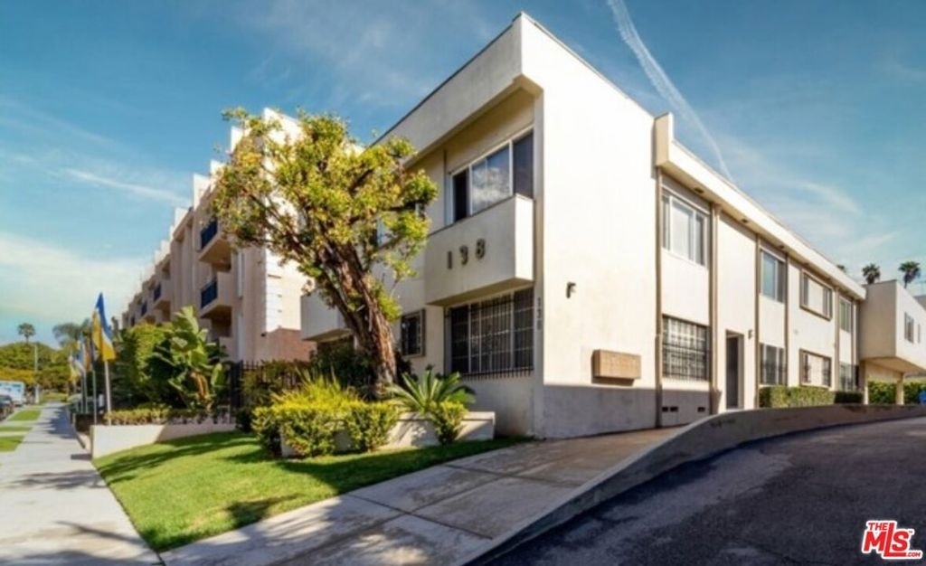 138 S St Andrews Place - Photo 0