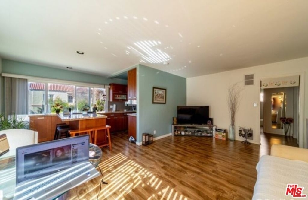 138 S St Andrews Place - Photo 5