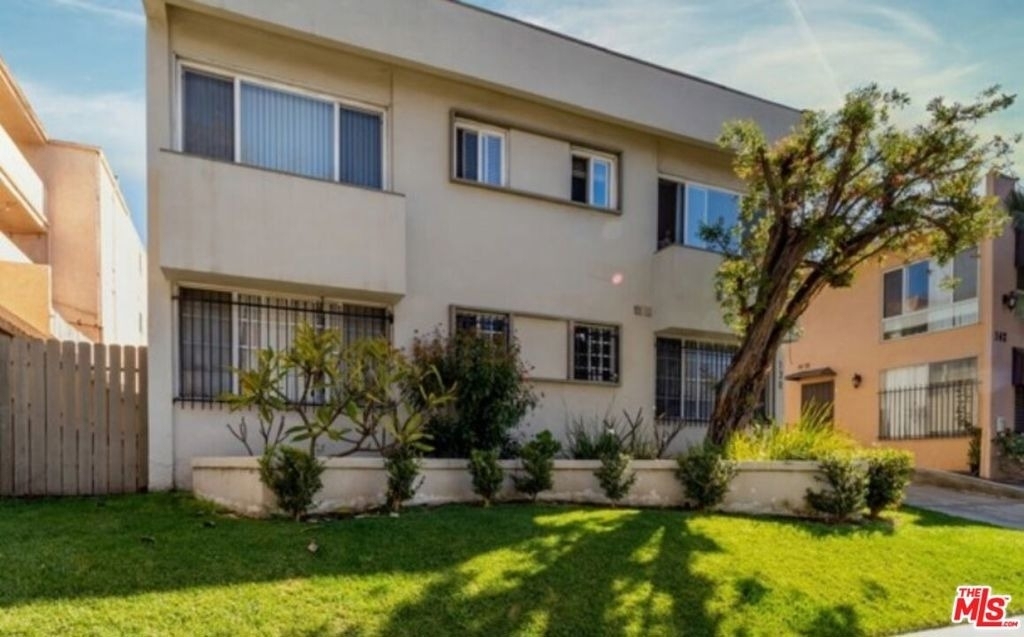 138 S St Andrews Place - Photo 2