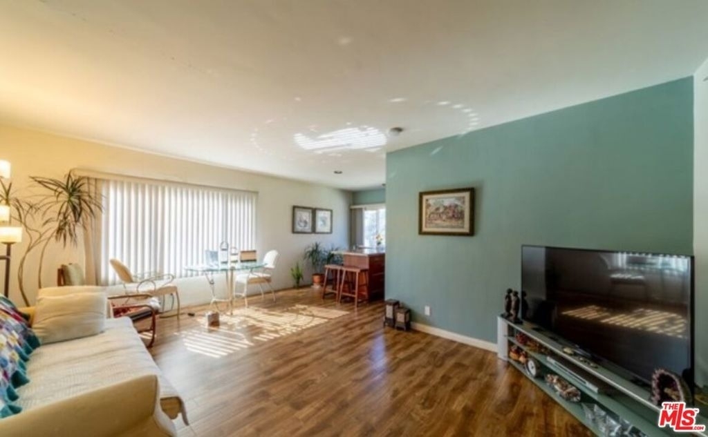 138 S St Andrews Place - Photo 4