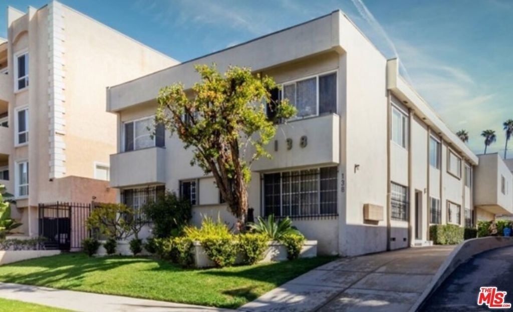 138 S St Andrews Place - Photo 1