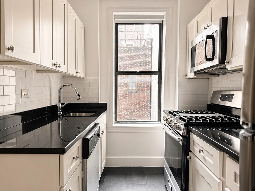 405 West 45th Street - Photo 1