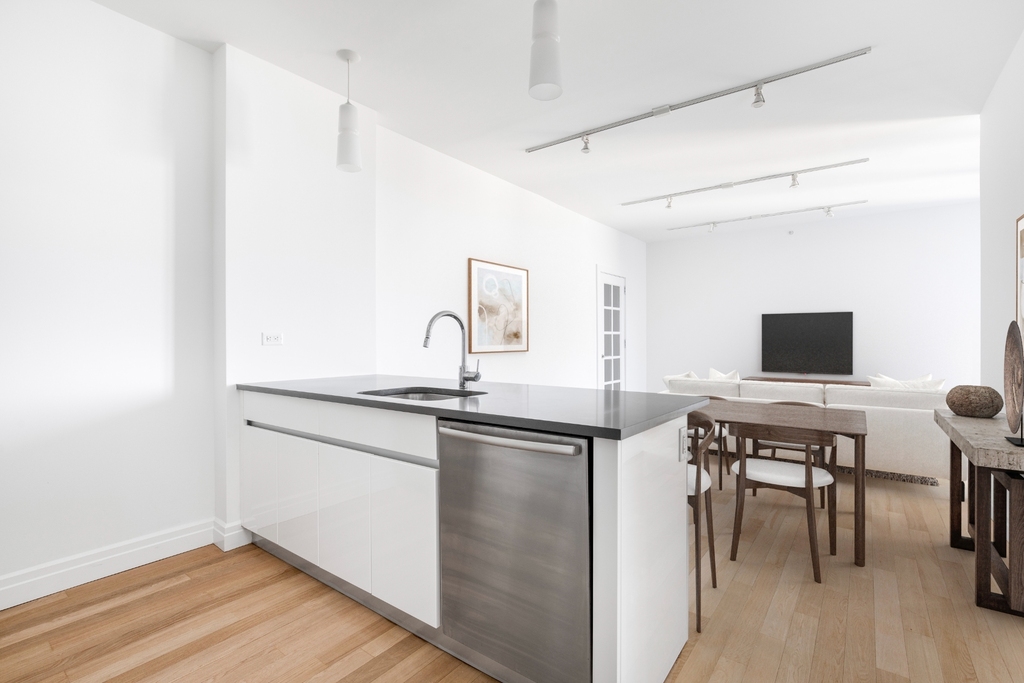 554 West 54th Street - Photo 2