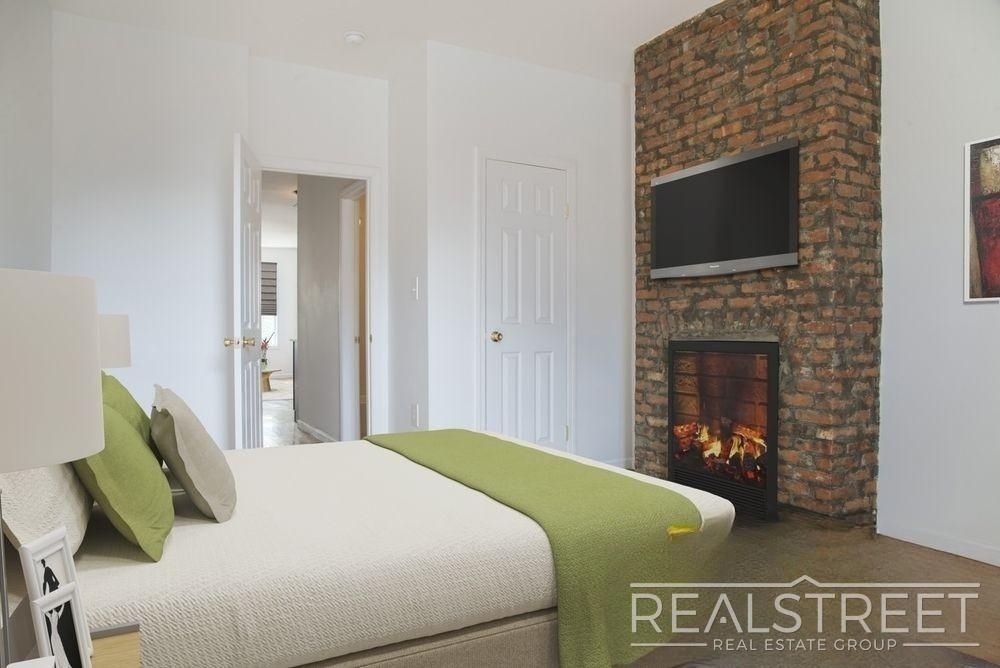106 Moore Street - Photo 2