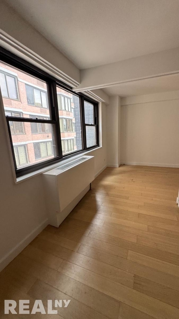 East 35th Street - Photo 11