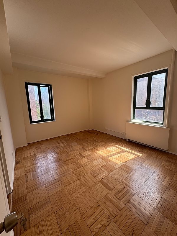 Metropolitan Avenue - Photo 1