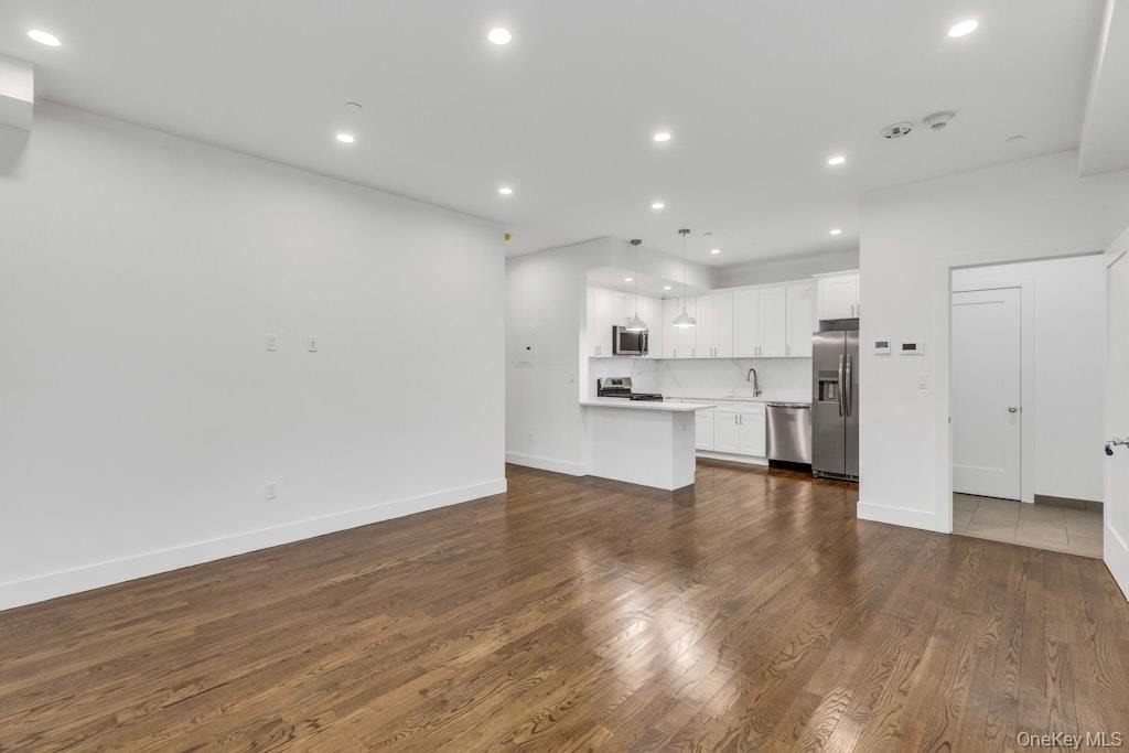 1431 Old Northern Boulevard - Photo 7
