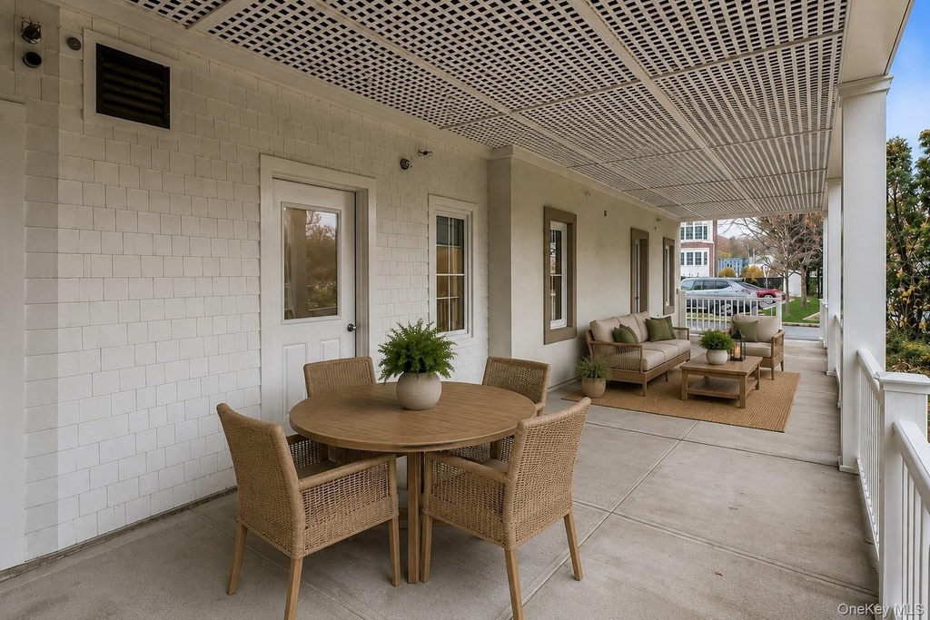 1431 Old Northern Boulevard - Photo 4