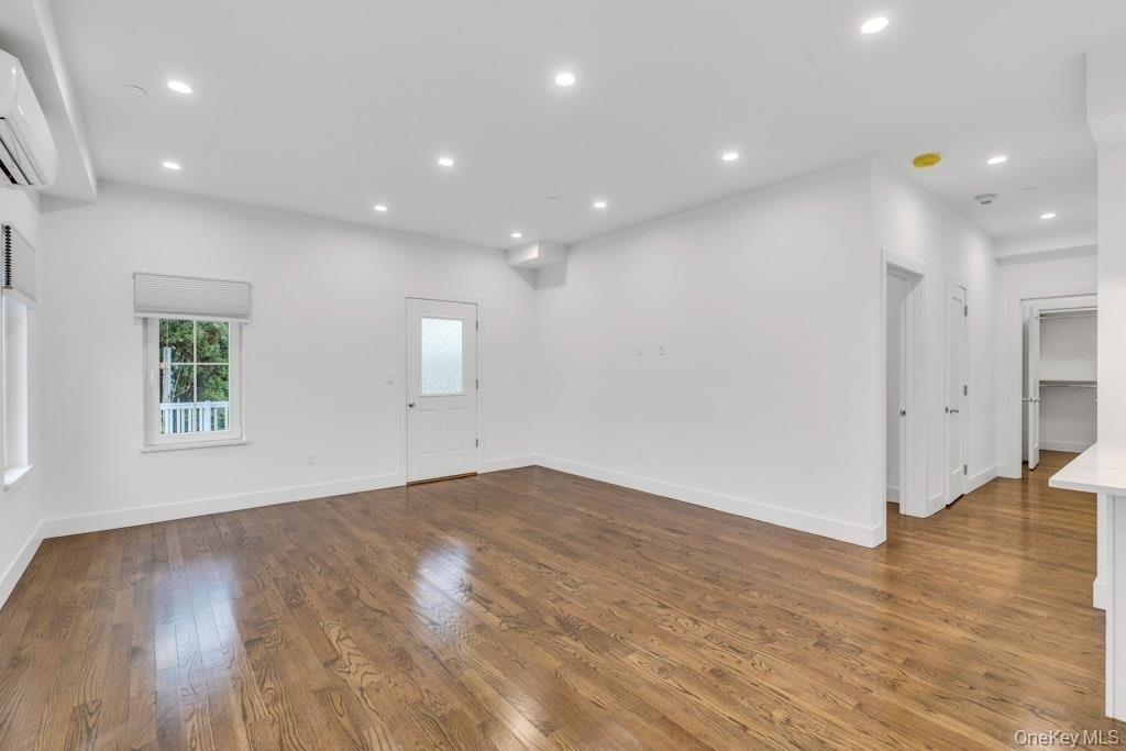 1431 Old Northern Boulevard - Photo 9