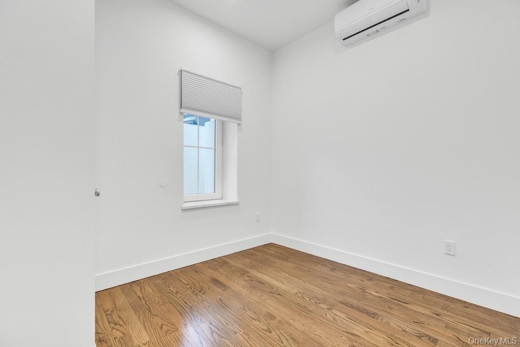 1431 Old Northern Boulevard - Photo 9
