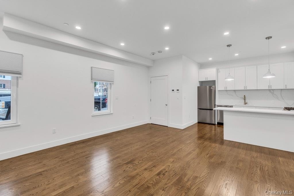 1431 Old Northern Boulevard - Photo 2