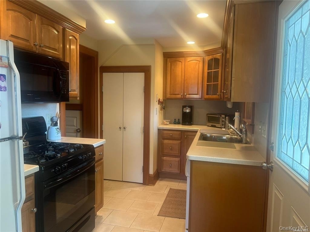 200 Lincoln Avenue - Photo 3