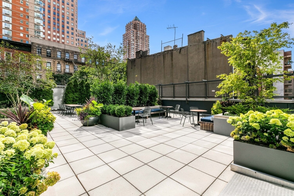 310 W 52nd Street - Photo 8