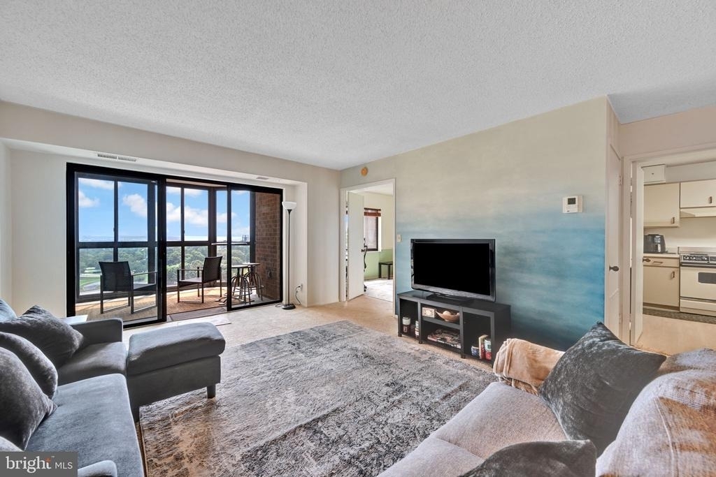 1600 N Oak Street - Photo 3