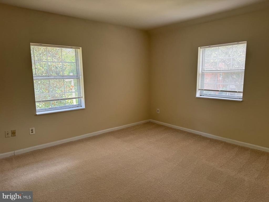 1720 Queens Lane - Photo 15
