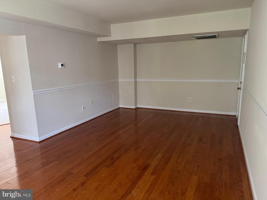 1720 Queens Lane - Photo 1