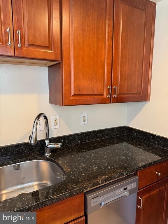 1720 Queens Lane - Photo 10