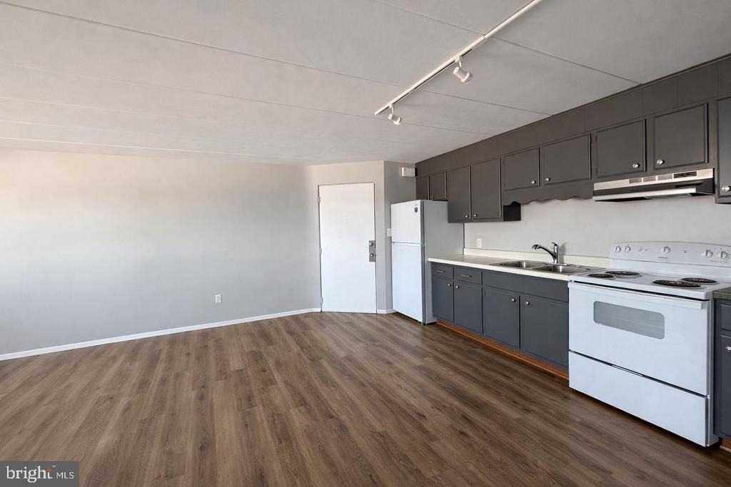 403 N Newberry Street - Photo 2