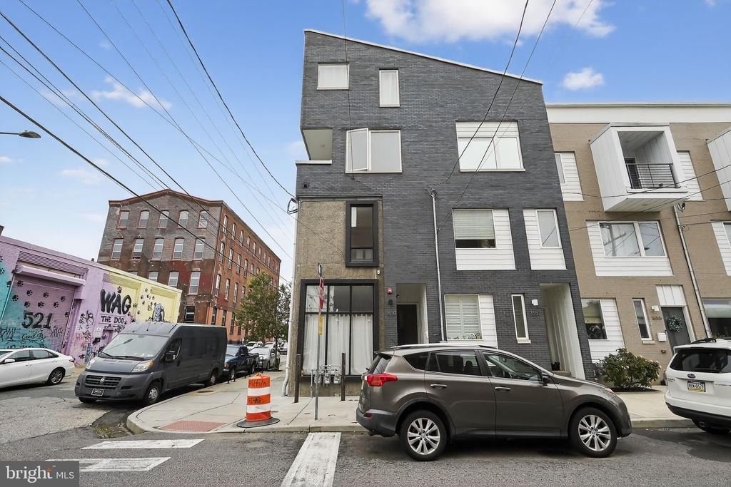 1659 N Randolph - Photo 2