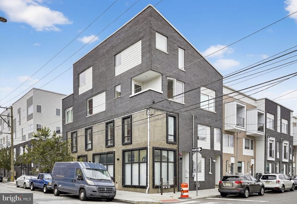 1659 N Randolph - Photo 1