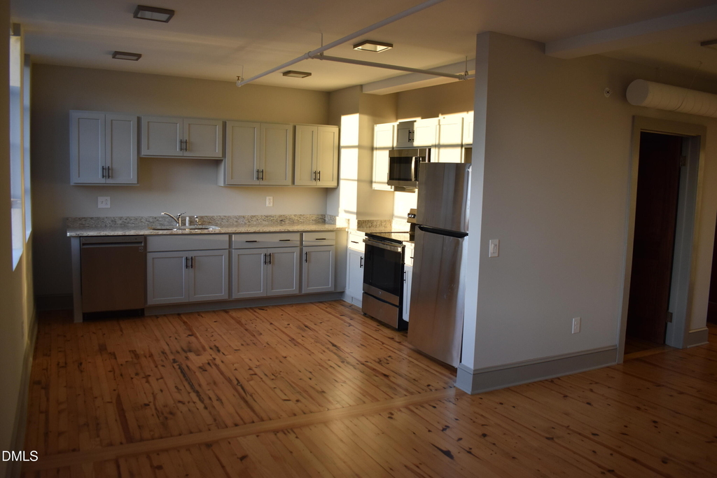 128 S Chatham Avenue - Photo 2