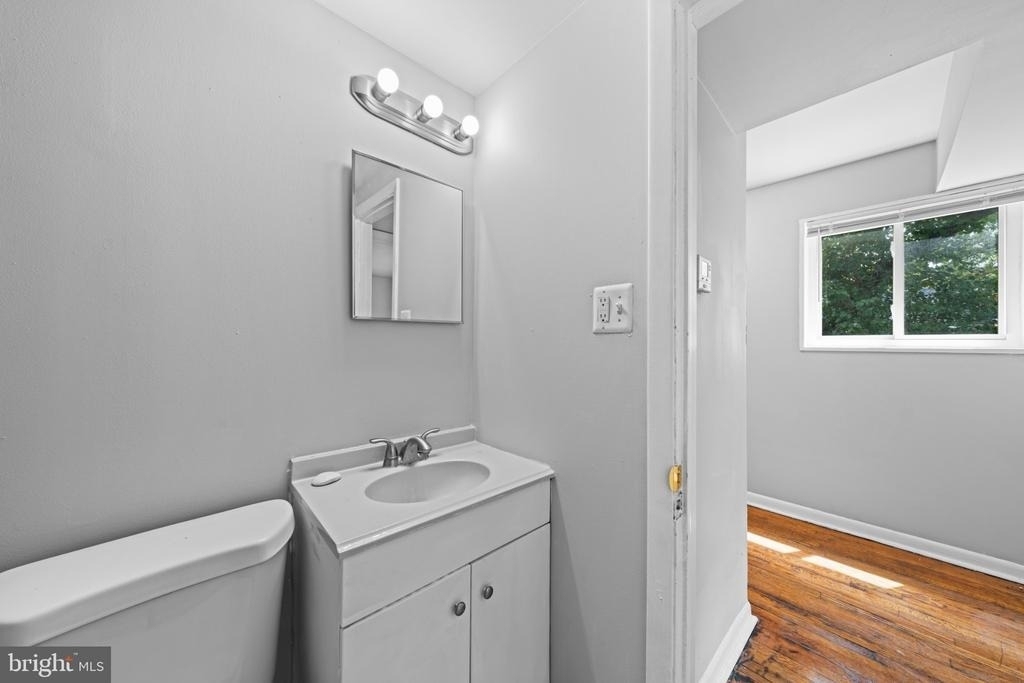 1221 47th Place Ne - Photo 4