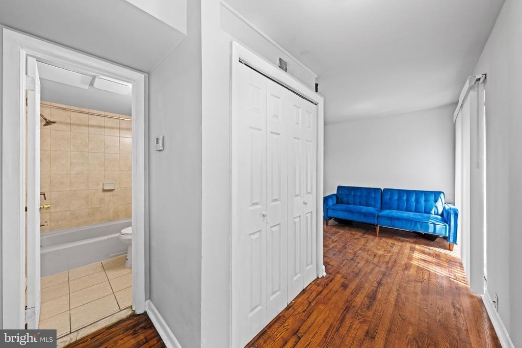 1221 47th Place Ne - Photo 2