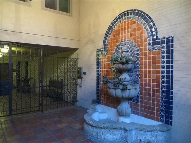 505 W 7th St - Photo 2