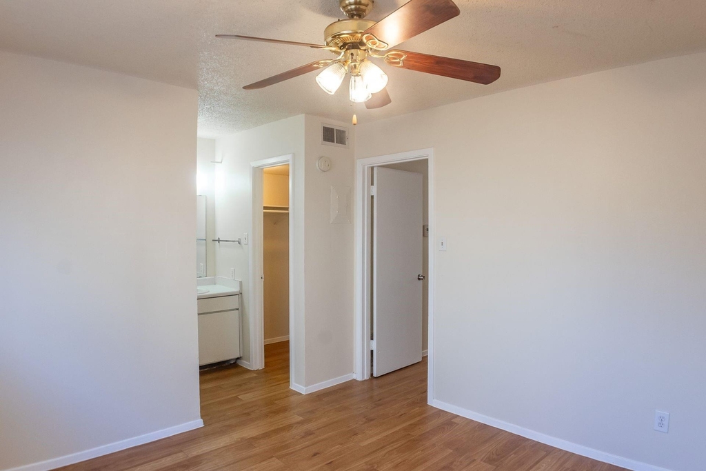 924 E Dean Keeton St - Photo 2