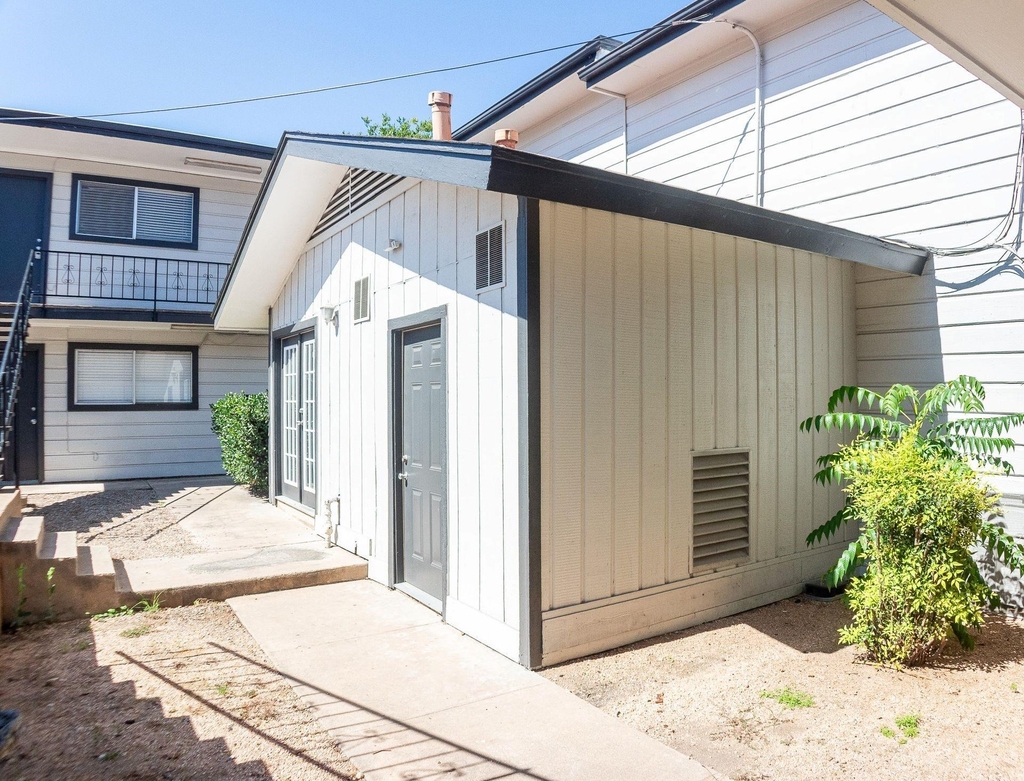 924 E Dean Keeton St - Photo 3