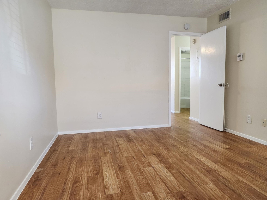 924 E Dean Keeton St - Photo 5