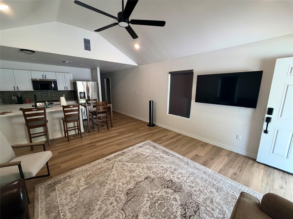 1107 Neches St - Photo 2