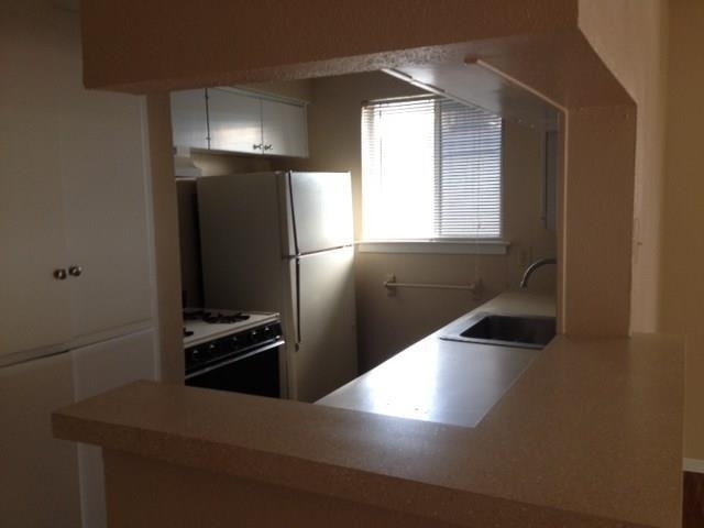 404 E 30 St - Photo 2